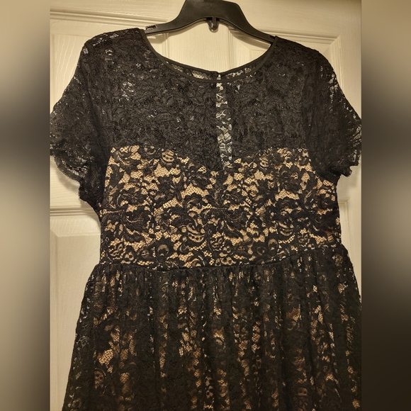 Lace short sleeve dress torrid size 0 black with gold underlay - Picture 5 of 7